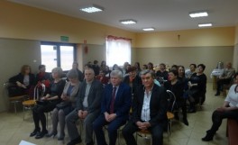 Zdjęcie z sali wszystkich zebranych na uroczystości z okazji Dnia Kobiet posród nich Wójt Gminy Sławno Tadeusz Wojciechowski